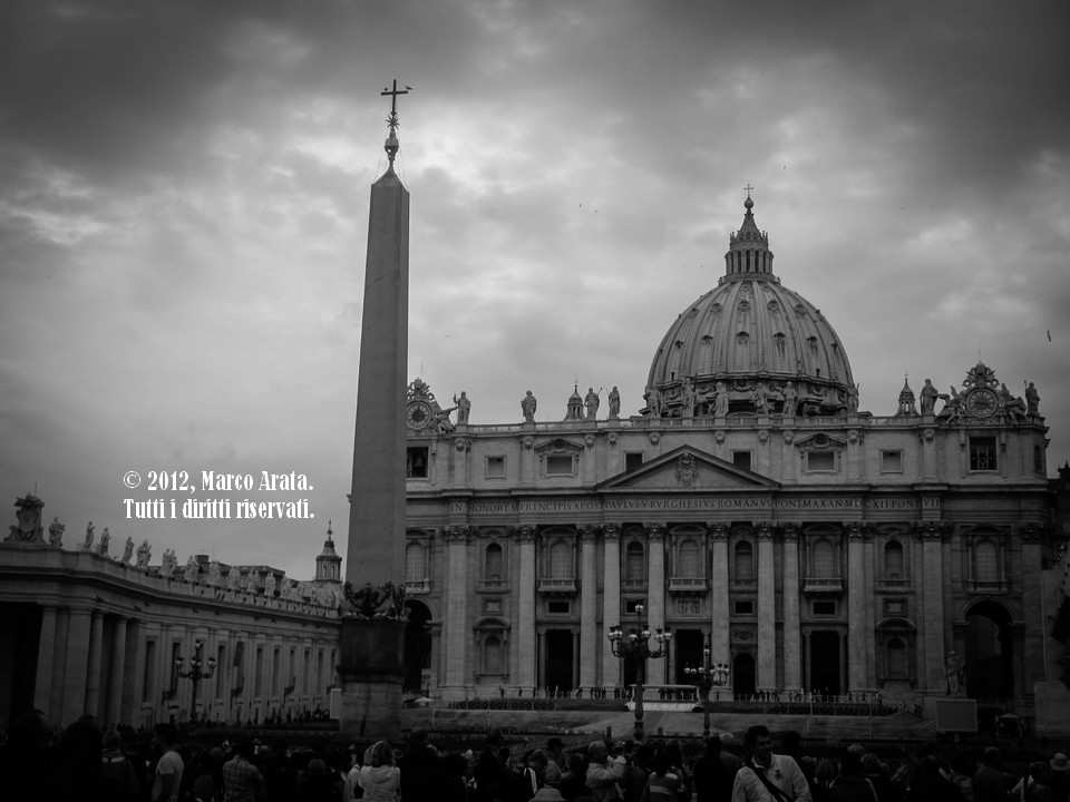 Una suggestiva vista in bianco e nero di Piazza San Pietro a Roma.
Data di scatto: 04/11/2012.