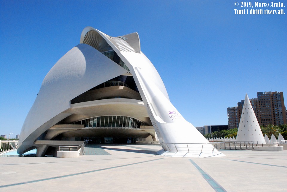 Progettato dall'architetto valenciano di fama mondiale Santiago Calatrava, è il teatro dell'opera di Valencia e sede dell'Orchestra de la comunidad Valenciana. Costituisce parte del famoso complesso architettonico denominato 